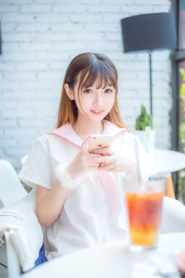 花一些时间，总会看清一些事。经历一些事情，总会看清一些人。不管爱情友情亲情，都是易碎品，一旦出现过裂缝，便很难恢复原貌；不论是谁对不起谁，那裂缝都如同两面刃，一面伤人一面伤己。一些事情，当我们年轻的时候，无法懂得，当我们懂得的时候，已不再年轻。